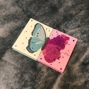 Adorable Kara duo beauty pallet of eye shadows. 👀